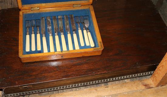 2 boxes of cutlery